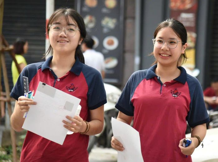 Dự kiến thi tuyển lớp 10 chỉ còn hai bộ môn Toán và Ngữ văn. Ảnh: Xuân Quý