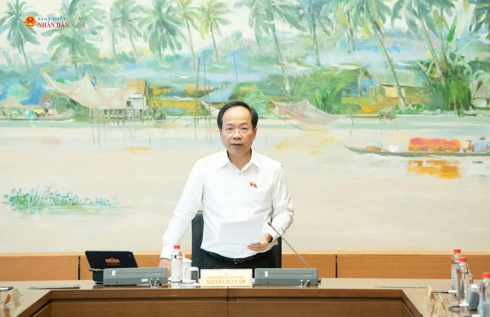 Trưởng Đoàn ĐBQH tỉnh Hà Tĩnh Nguyễn Duy Lâm điều hành phiên thảo luận tổ