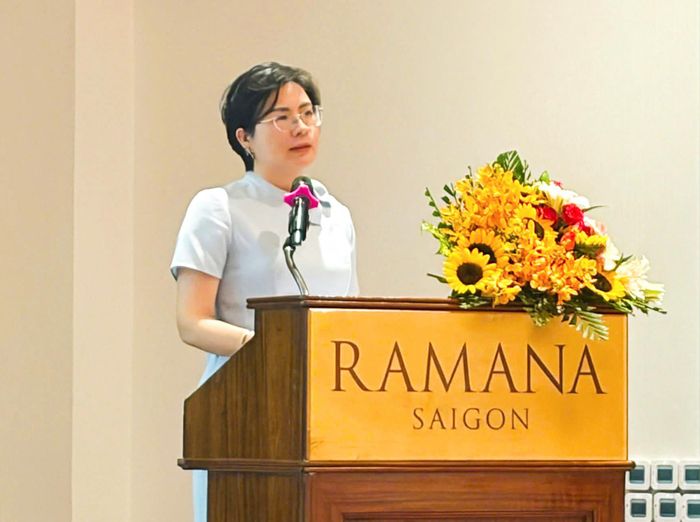 Bà Nguyễn Thị Hạnh, Cục trưởng Cục Pháp luật hình sự - hành chính và Quản lý xử lý vi phạm hành chính (Bộ Tư pháp) phát biểu khai mạc Lớp tập huấn tại TP. Hồ Chí Minh.