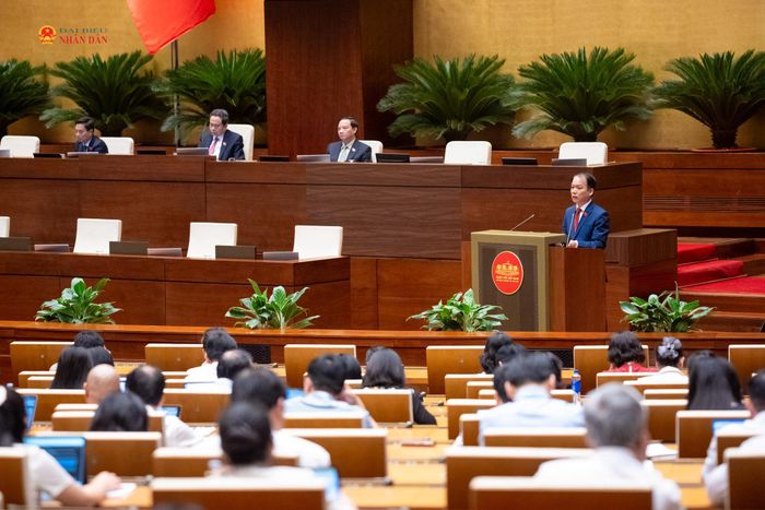 Bộ trưởng Bộ Tư pháp Hoàng Thanh Tùng trình bày tờ trình dự án Luật Văn bản quy phạm pháp luật. Ảnh: Phạm Thắng
