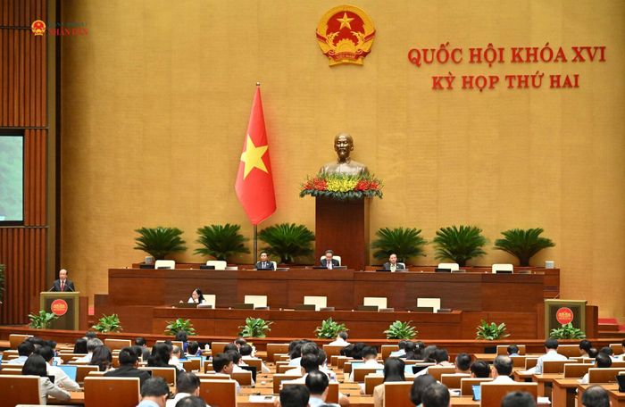 Chủ nhiệm Ủy ban Pháp luật và Tư pháp Phan Chí Hiếu trình bày báo cáo thẩm tra dự án Luật Văn bản quy phạm pháp luật. Ảnh: Quang Khánh