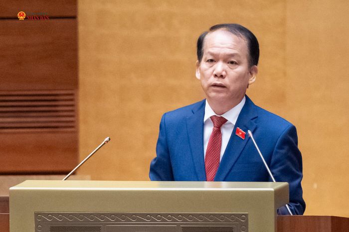 Bộ trưởng Bộ Tư pháp Hoàng Thanh Tùng trình bày tờ trình dự án Luật Văn bản quy phạm pháp luật. Ảnh: Phạm Thắng