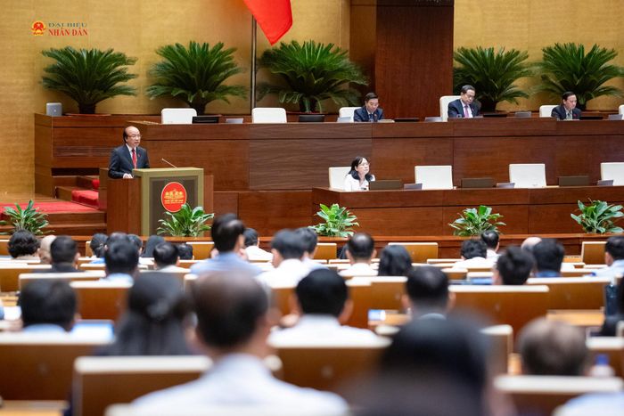 Chủ nhiệm Ủy ban Pháp luật và Tư pháp Phan Chí Hiếu trình bày báo cáo thẩm tra dự án Luật Văn bản quy phạm pháp luật. Ảnh: Phạm Thắng
