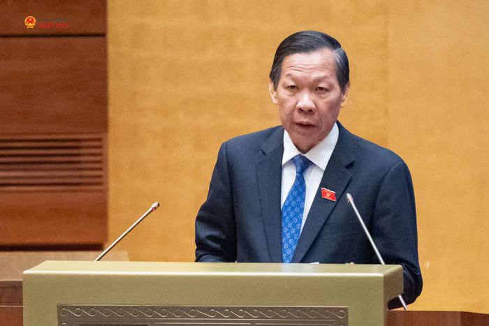 Chủ nhiệm Ủy ban Kinh tế và Tài chính Phan Văn Mãi trình bày báo cáo thẩm tra dự án Luật sửa đổi, bổ sung một số điều của Luật Đầu tư. Ảnh: Phạm Thắng