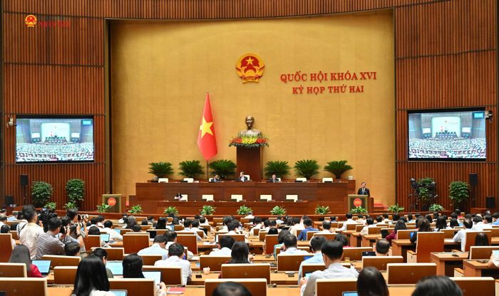 Chủ nhiệm Ủy ban Kinh tế và Tài chính Phan Văn Mãi trình bày báo cáo thẩm tra dự án Luật sửa đổi, bổ sung một số điều của Luật Đầu tư. Ảnh: Quang Khánh