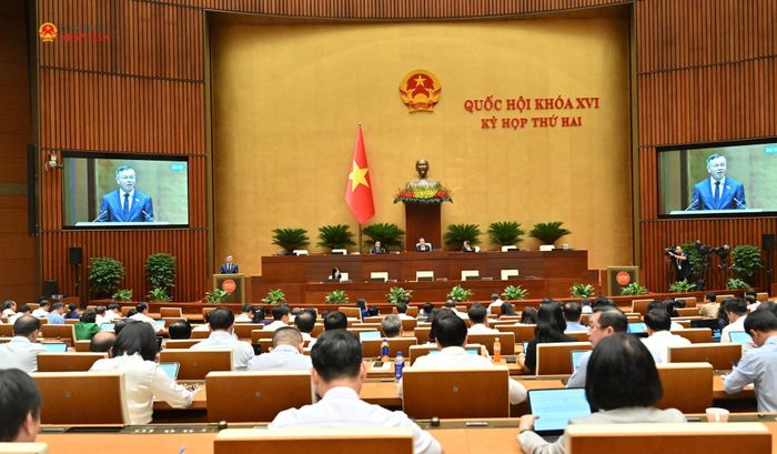 Bộ trưởng Bộ Tài chính Ngô Văn Tuấn trình bày tờ trình dự án luật. Ảnh: Quang Khánh