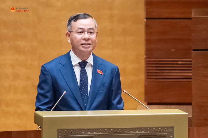 Bộ trưởng Bộ Tài chính Ngô Văn Tuấn trình bày tờ trình dự án luật. Ảnh: Phạm Thắng