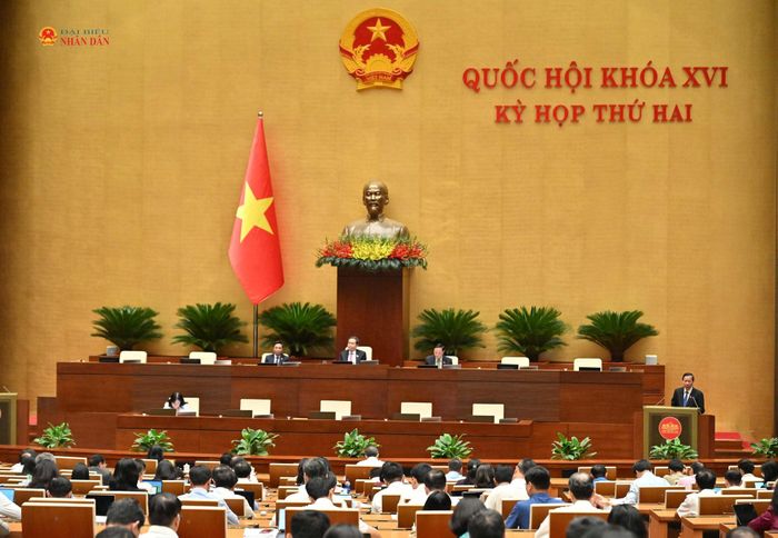 Chủ nhiệm Ủy ban Kinh tế và Tài chính Phan Văn Mãi trình bày báo cáo thẩm tra dự án luật. Ảnh: Quang Khánh