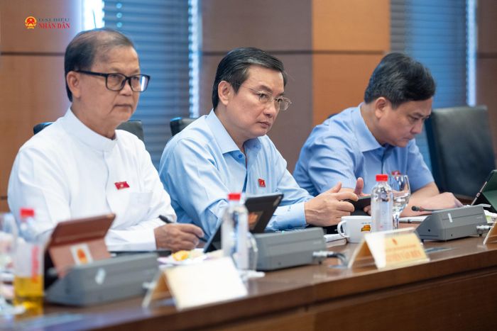 Đại biểu tham dự phiên thảo luận tại Tổ 2