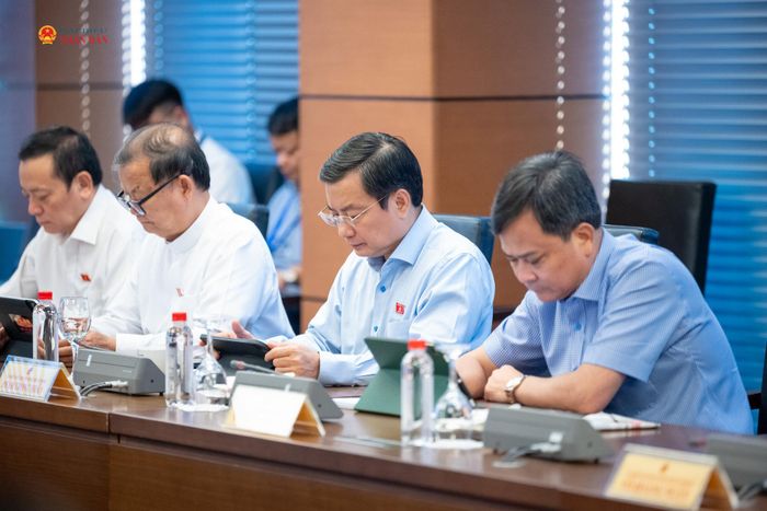 Đại biểu tham dự phiên thảo luận tại Tổ 2