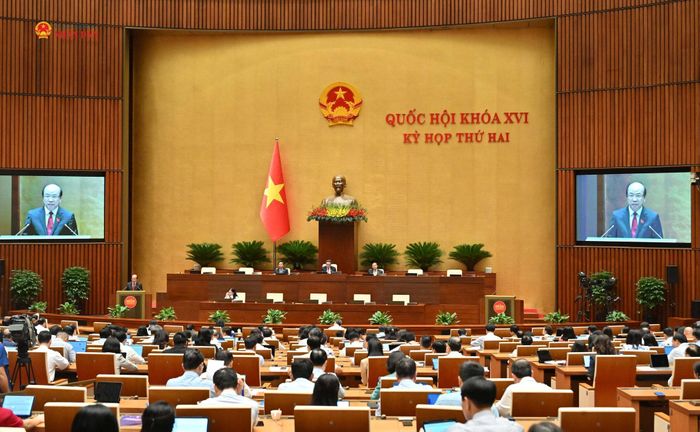 Chủ nhiệm Ủy ban Pháp luật và Tư pháp Phan Chí Hiếu trình bày báo cáo thẩm tra. Ảnh: Quang Khánh