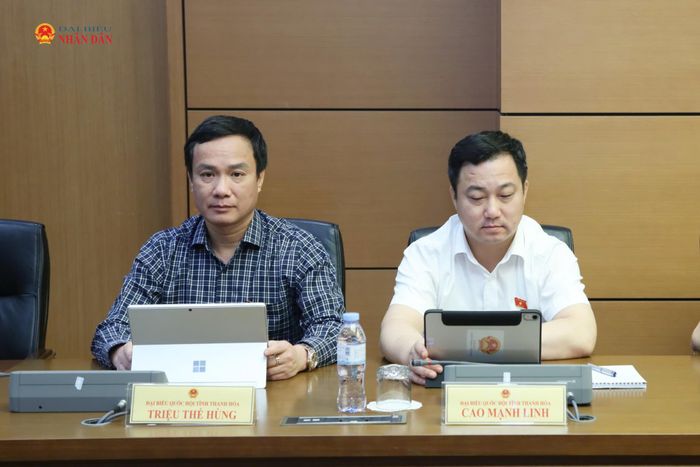 Các ĐBQH tỉnh Thanh Hóa tham dự thảo luận tổ. Ảnh: An Nhiên
