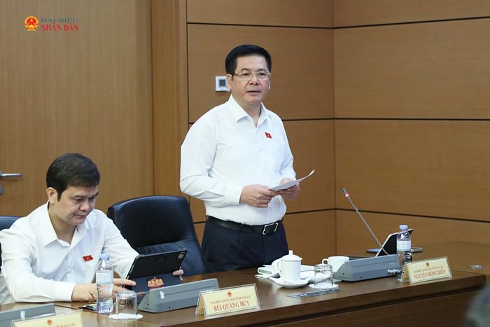 Phó Chủ tịch Quốc hội Nguyễn Hồng Diên phát biểu thảo luận tại Tổ 13