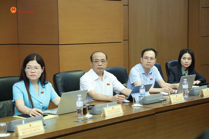 Các ĐBQH tỉnh Thanh Hóa tham dự thảo luận tổ. Ảnh: An Nhiên