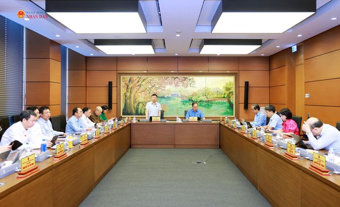 Quang cảnh thảo luận tại Tổ 1. Ảnh: Văn Tuyến