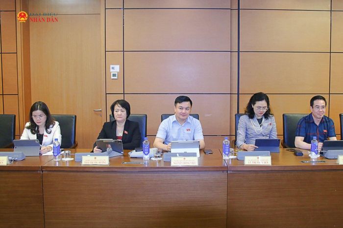 Các đại biểu tham dự thảo luận tổ. Ảnh: Đắc Trường