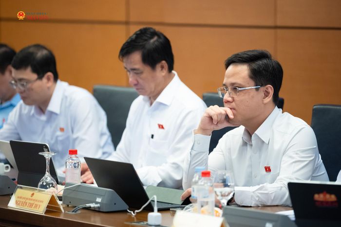 Đại biểu tham dự phiên thảo luận tại Tổ 2