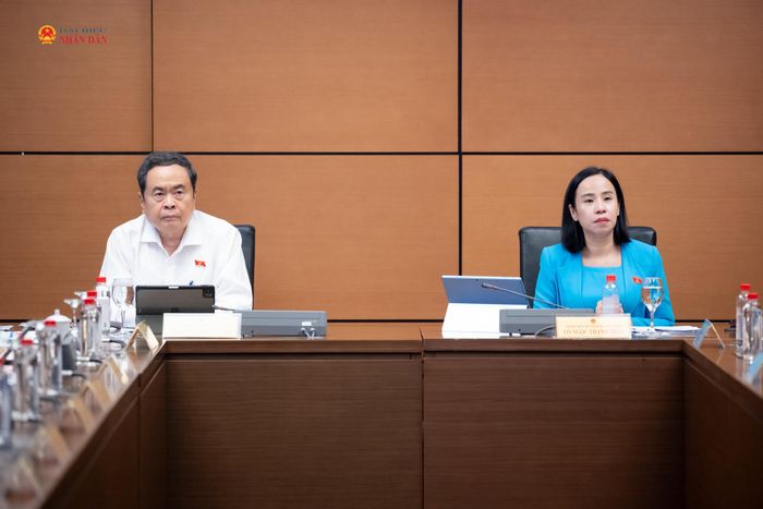 Chủ tịch Quốc hội Trần Thanh Mẫn tham dự phiên thảo luận tại tổ 2