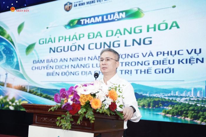 Ông Hồ Diên Vượng - Phó Giám đốc Chi nhánh Kinh doanh LNG, đại diện PV GAS trình bày tham luận.