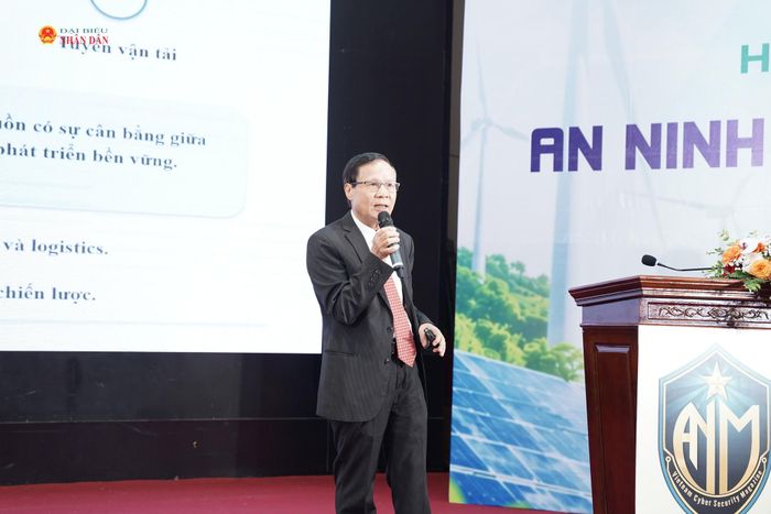 TS. Nguyễn Huy Hoạch Thường trực Hội đồng Khoa học và Biên tập của Hiệp hội Năng lượng Việt Nam (VEA) trình bày tham luận.