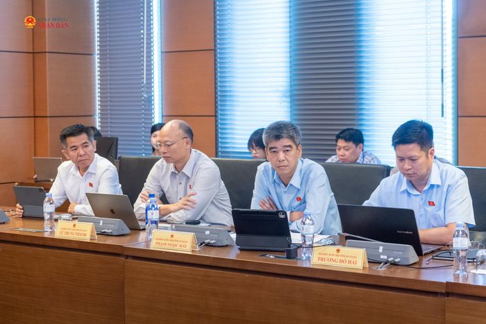 Các ĐBQH tham dự phiên thảo luận tại Tổ 16. Ảnh: Mạnh Hưng