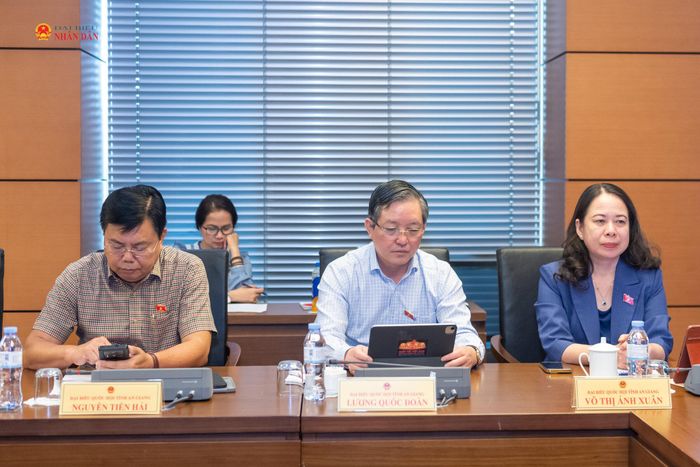 Phó Chủ tịch nước Võ Thị Ánh Xuân và các ĐBQH tỉnh An Giang tham dự phiên thảo luận tại Tổ 16. Ảnh: Mạnh Hưng