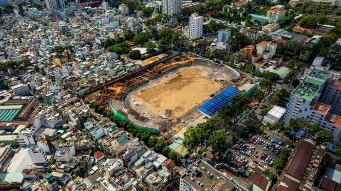 Phường Diên Hồng phát thông báo tìm nhân chứng cung cấp thông tin để xác minh nghi vấn có mộ tập thể liệt sĩ nằm ở phía tây sân vận động Thống Nhất. Ảnh: Quốc Hoàng