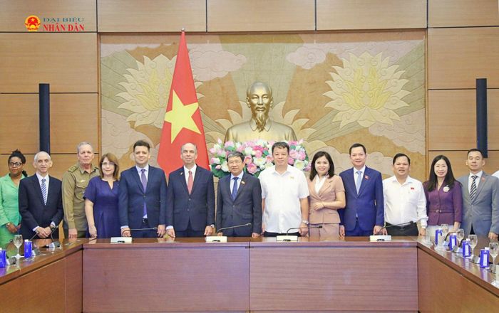 Các đại biểu chụp ảnh lưu niệm. Ảnh: Đắc Trường