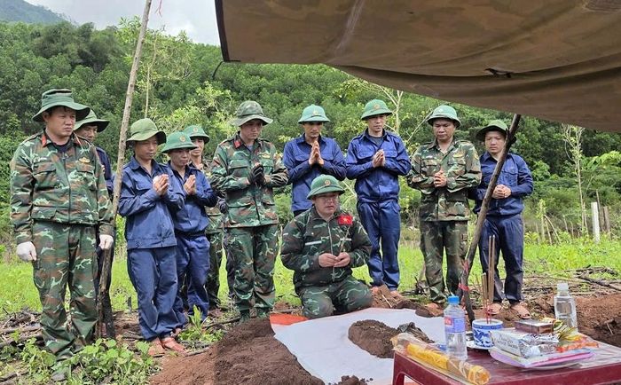 Hài cốt liệt sĩ được tổ chức thờ cúng theo quy định trước khi đưa về bảo quản. Ảnh: Bộ CHQS tỉnh Quảng Trị