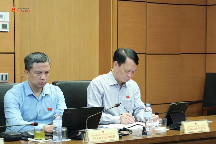 Các ĐBQH tỉnh Nghệ An tham dự phiên thảo luận tổ