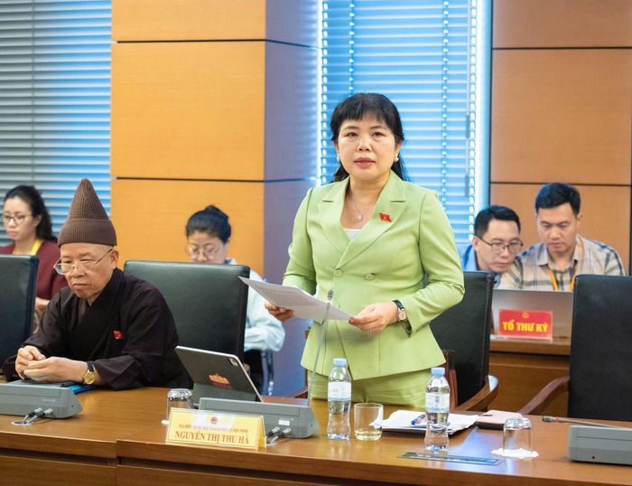 ĐBQH TP. Quảng Ninh Nguyễn Thị Thu Hà thảo luận về dự án Luật Văn bản quy phạm pháp luật. Ảnh: Đức Minh