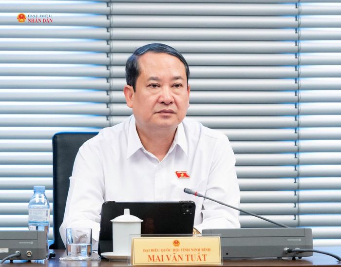 Trưởng Đoàn ĐBQH tỉnh Ninh Bình Mai Văn Tuất điều hành phiên thảo luận tại Tổ 9