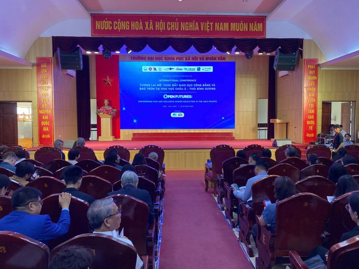 Với chủ đề “Tương lai mở: Thúc đẩy giáo dục đại học công bằng và bao trùm tại khu vực châu Á-Thái Bình Dương”, hội thảo do Trường đại học Khoa học Xã hội và Nhân văn, Đại học Quốc gia Hà Nội phối hợp với Hội Thông tin Khoa học và Công nghệ Việt Nam và Tạp chí Một Thế Giới tổ chức. Ảnh: Hà Tuấn