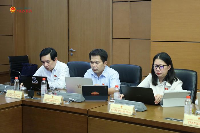 Các ĐBQH tỉnh Gia Lai tham dự thảo luận tổ. Ảnh: An Nhiên
