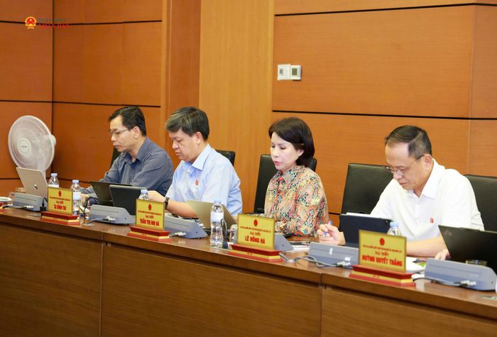 Các đại biểu tham gia thảo luận tại Tổ 1. Ảnh: Văn Tuyến
