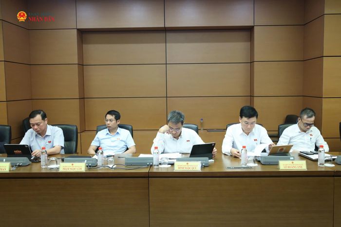 Các ĐBQH tỉnh Gia Lai tham dự phiên thảo luận tổ. Ảnh: An Nhiên