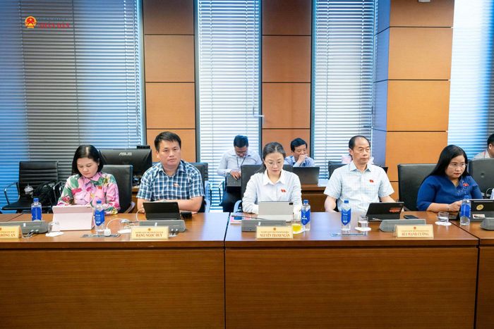 Các đại biểu tham dự phiên thảo luận tại Tổ 11
