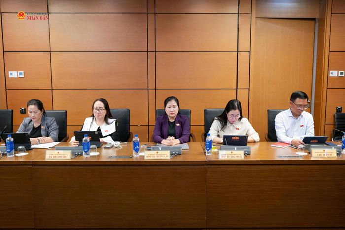 Các đại biểu tham dự phiên thảo luận tại Tổ 11