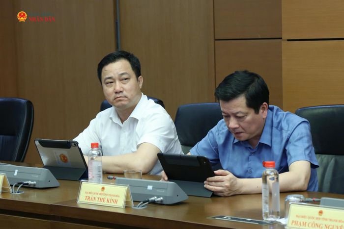Các ĐBQH tỉnh Thanh Hóa tham dự thảo luận tổ. Ảnh: An Nhiên