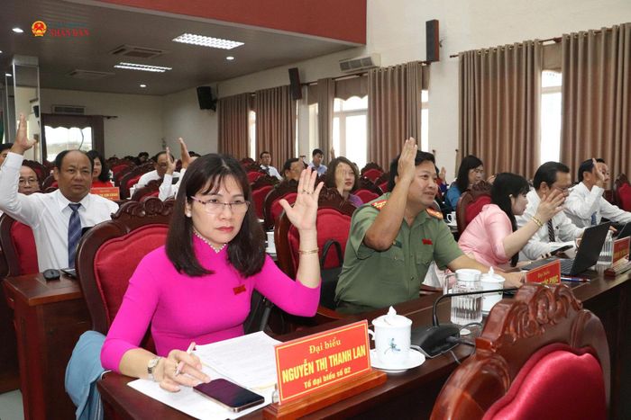 Đại biểu thông qua chương trình kỳ họp