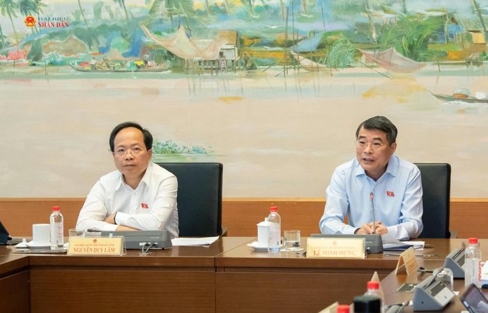 Thủ tướng Lê Minh Hưng và Trưởng đoàn ĐBQH tỉnh Hà Tĩnh Nguyễn Duy Lâm tại phiên thảo luận