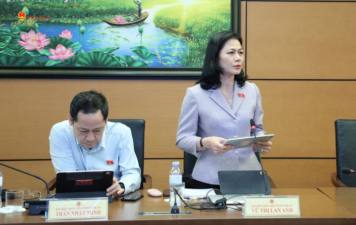 ĐBQH Vũ Thị Lan Anh (Nghệ An) phát biểu.