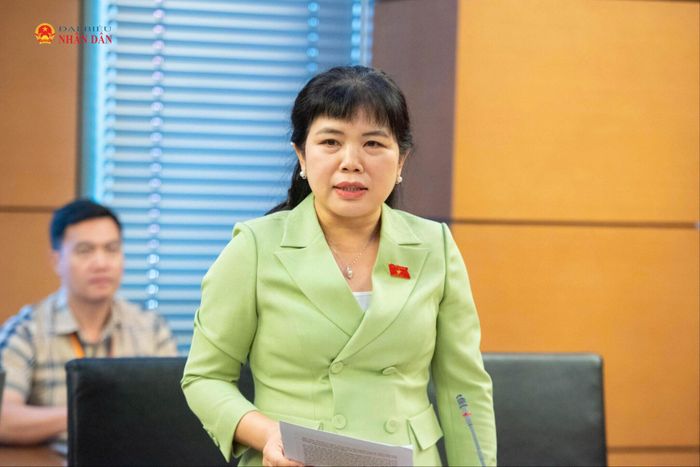 ĐBQH Nguyễn Thị Thu Hà (TP. Quảng Ninh) tham gia thảo luận tại tổ. Ảnh: Đức Minh