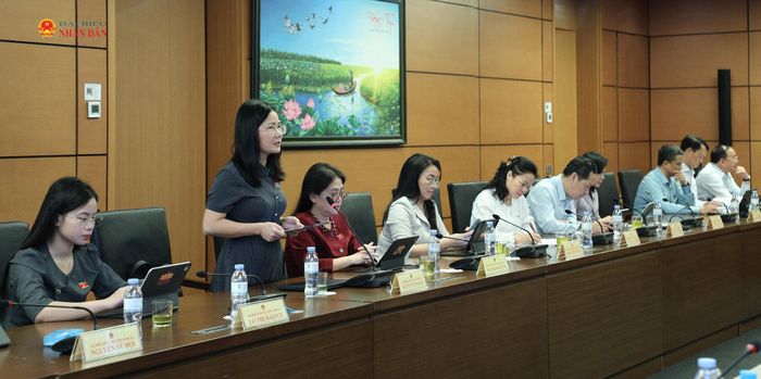 Các đại biểu dự phiên thảo luận Tổ 10.