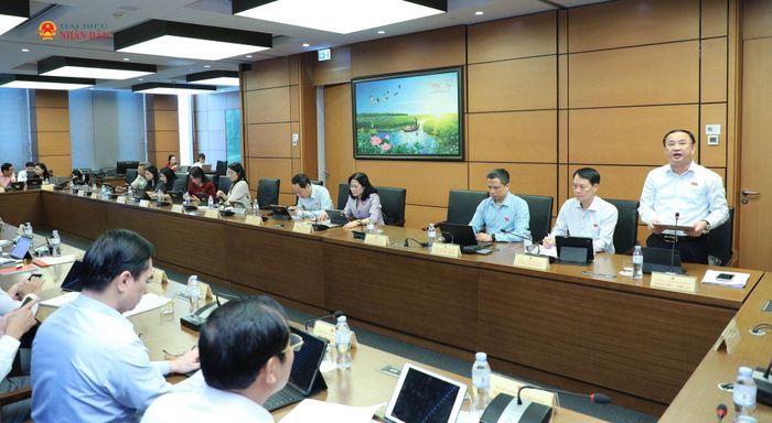 Các đại biểu dự phiên thảo luận tổ, chiều 23/10