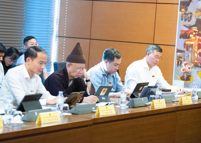Các đại biểu dự phiên thảo luận tại tổ. Ảnh: Đức Minh