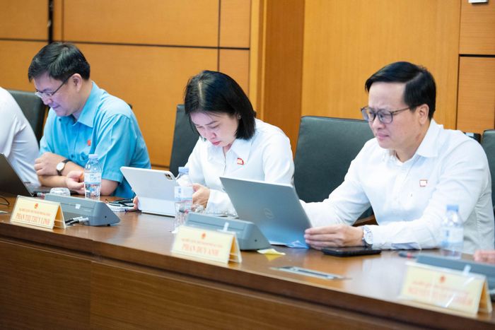 Các đại biểu dự phiên thảo luận tại tổ. Ảnh: Đức Minh