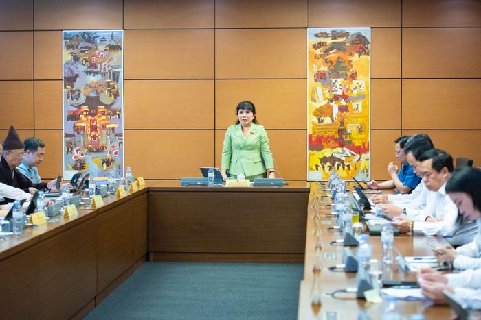 Phó trưởng Đoàn ĐBQH TP Quảng Ninh Nguyễn Thị Thu Hà điều hành các nội dung thảo luận. Ảnh: Đức Minh
