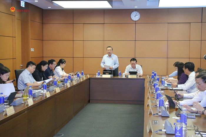 Các đại biểu thảo luận tại Tổ 6. Ảnh: Đắc Trường