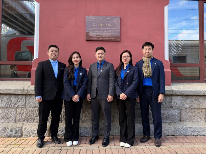Các đại biểu tham quan Nhà ga xe lửa Vladivostok.